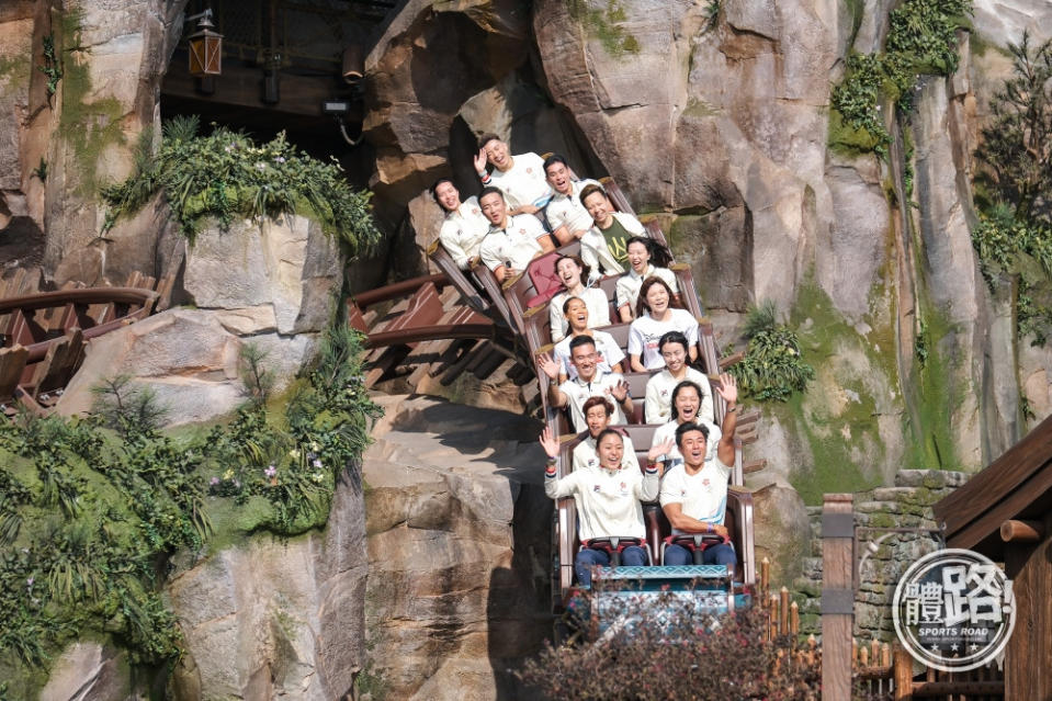 梁峻榮（第三排左）與其他港將試玩迪士尼樂園「魔雪奇緣世界」過山車。