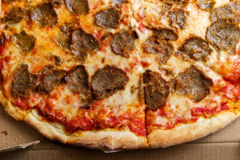 A meatball pizza pie.