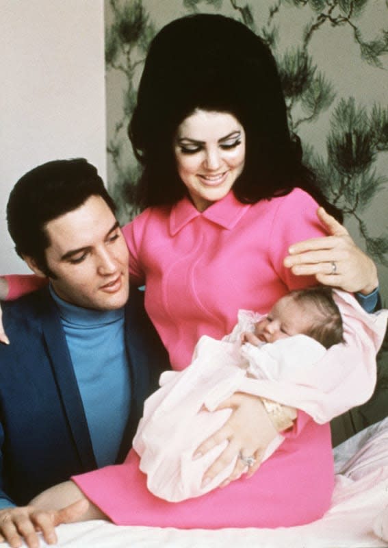 Elvis Presley y Priscilla junto a su hija, Lisa Marie