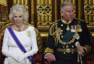 ARCHIVO - El príncipe Carlos y Camila, la duquesa de Cornualles, durante un discurso de la reina Isabel II, en el Palacio de Westminster, en Londres, el miércoles 4 de junio de 2014. (Carl Court, Pool Photo vía AP, Archivo)