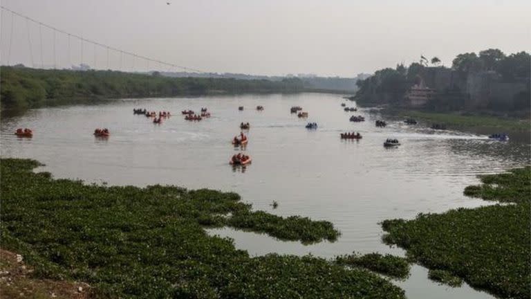 El lunes los botes de rescate seguían buscando a los desaparecidos tras el derrumbe del puente