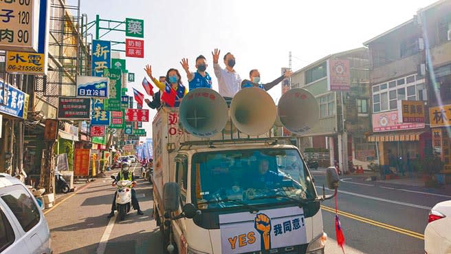 國民黨主席朱立倫（前排左三）16日在台南市站上宣傳車掃街呼籲民眾公投「四個都同意」。（程炳璋攝）