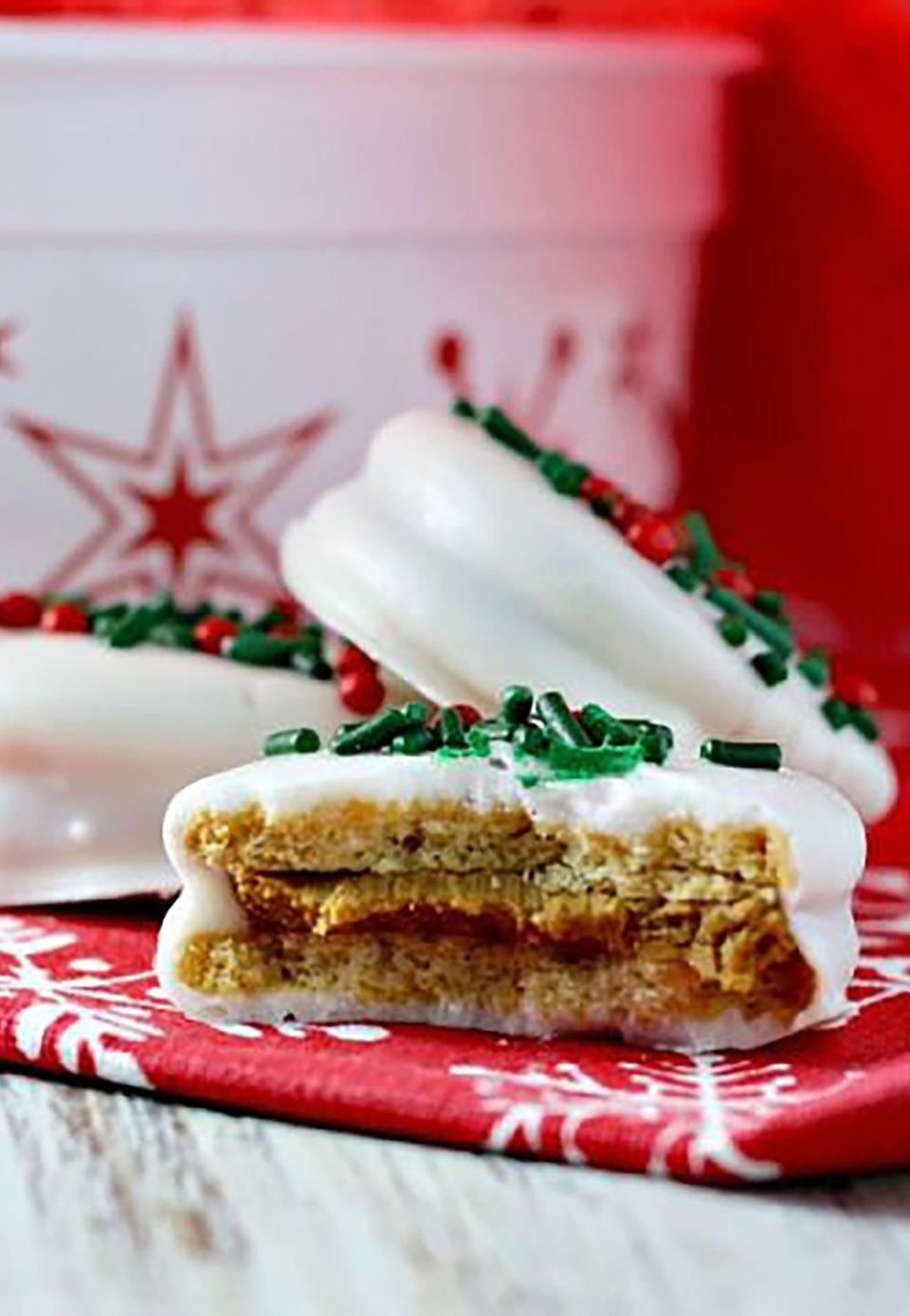 White Chocolate Covered Gingerbread Oreos