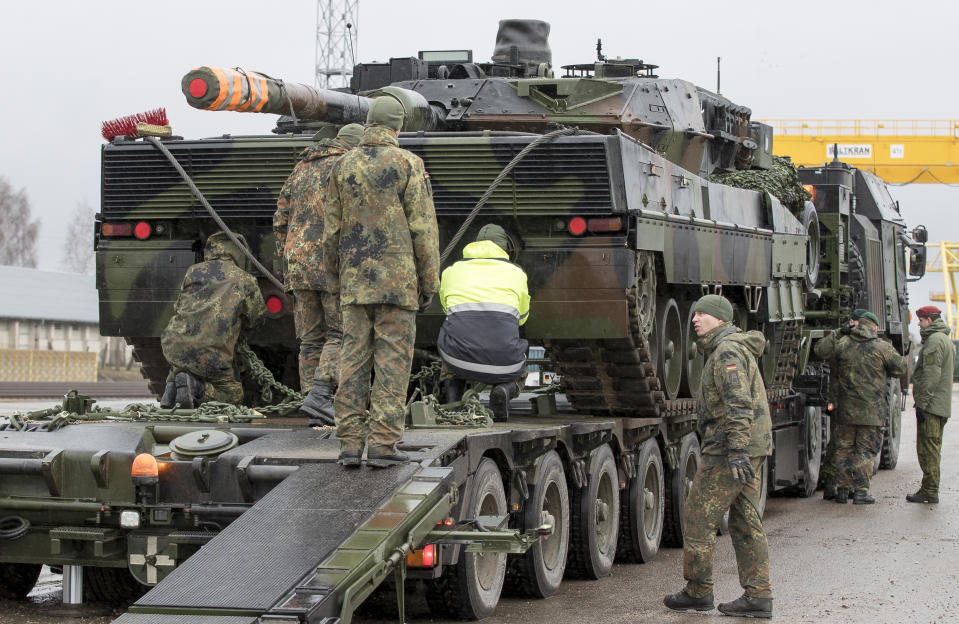 <p>Im Mittelpunkt der Diskussion über die Leopard-Verluste steht nun die Grundsatzfrage, ob 60 Tonnen schwere Kampfpanzer überhaupt für einen Einsatz im städtischen Umfeld geeignet sind und wie sie zu schützen wären. Das Leo-2-Grundkonzept stammt noch aus einer Zeit, in der der Feind von vorne erwartet wurde. So weisen sie den maximalen Schutz im Bereich der Front sowie in einem kleinen Seitenwinkel auf. (Bild: ddp) </p>