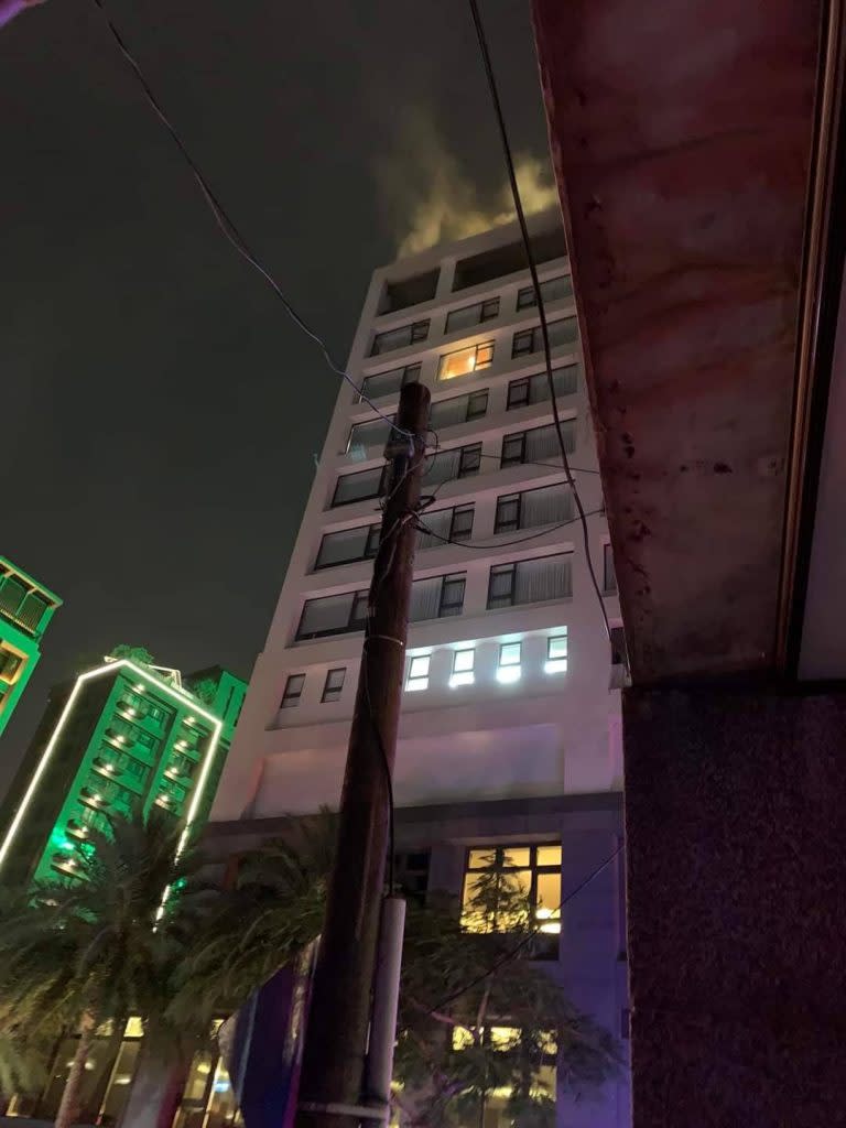 礁溪鄉長榮鳳凰酒店７日晚間驚傳火警，起火點疑似在十二樓某一房間浴室內電器設備突竄出火苗。（民眾提供）