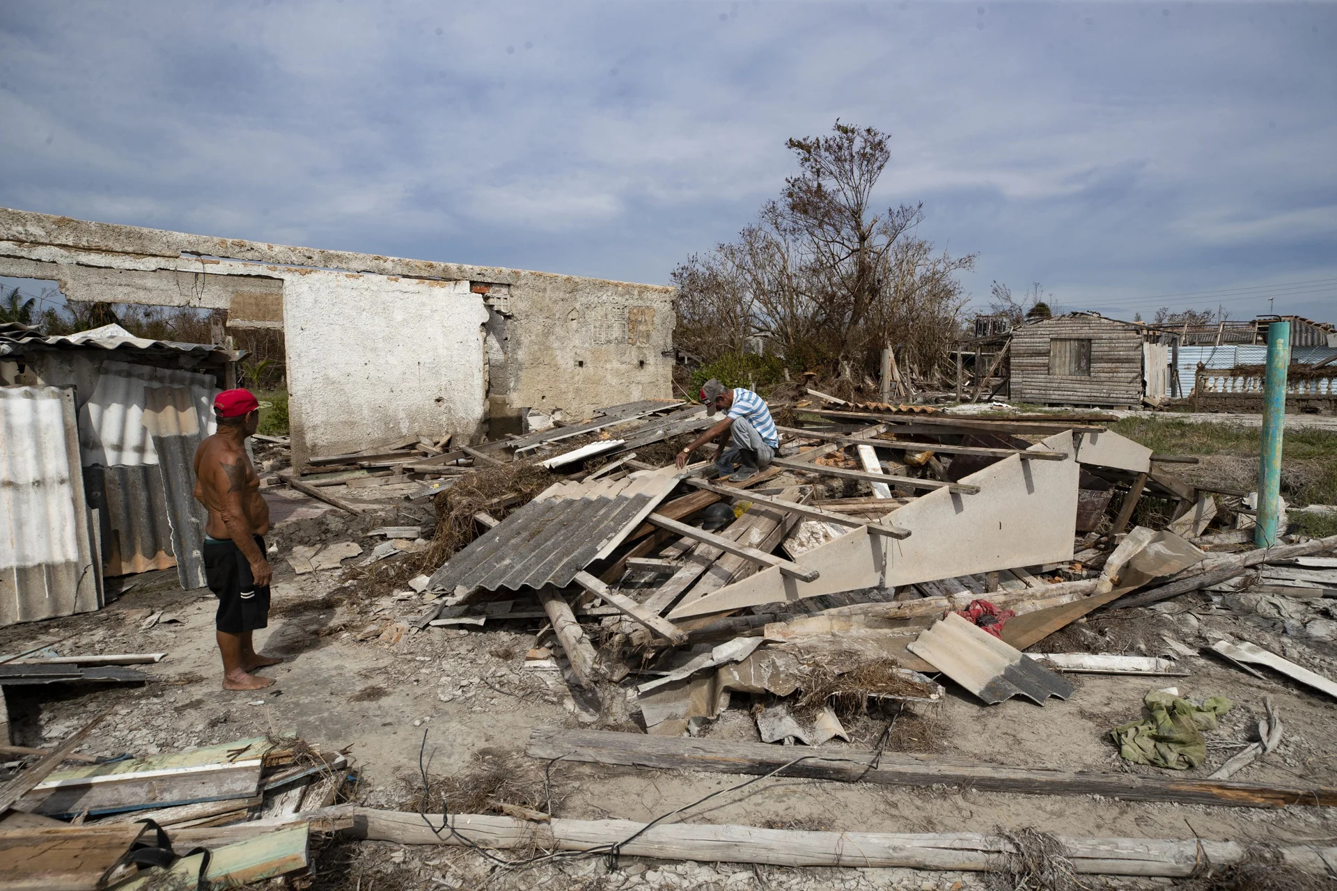 Cubanos en playa Guanímar lo pierden todo y se encuentran abandonados por el régimen comunista