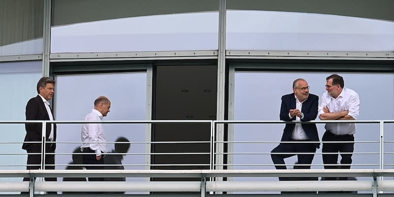 Wirtschaftsminister Robert Habeck (Bündnis 90/Die Grünen, l-r), und Bundeskanzler Olaf Scholz (SPD): Die Koalitionspartner der Ampel-Parteien verhandeln seit Wochen über den Haushaltsplan für 2025.<span class="copyright">picture alliance/dpa</span>