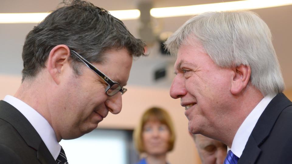 Der SPD-Landesvorsitzende Thorsten Schäfer-Gümbel zusammen mit dem hessischen Ministerpräsidenten Volker Bouffier. Foto: Arne Dedert