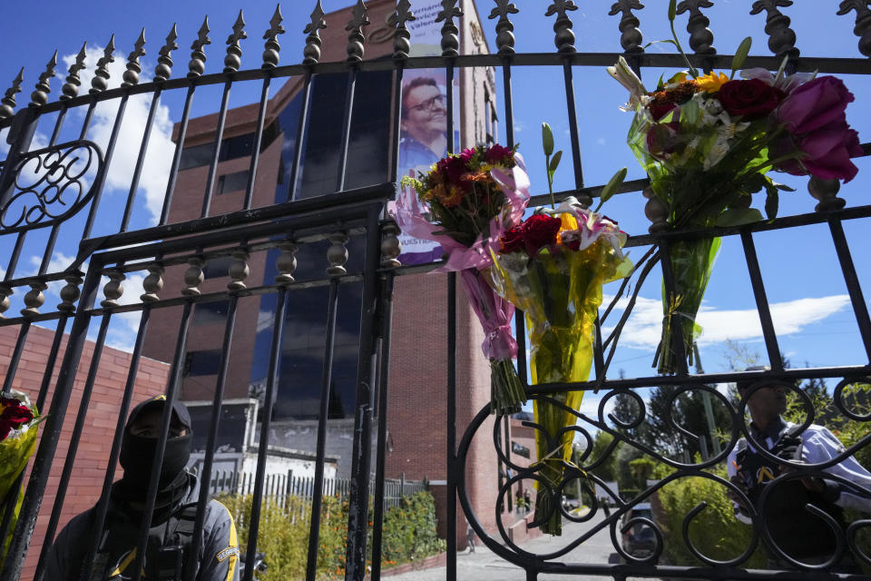 Flores cuelgan de la puerta del cementerio durante el funeral del candidato presidencial asesinado Fernando Villavicencio, el viernes 11 de agosto de 2023, en Quito, Ecuador. (AP Foto/Dolores Ochoa)