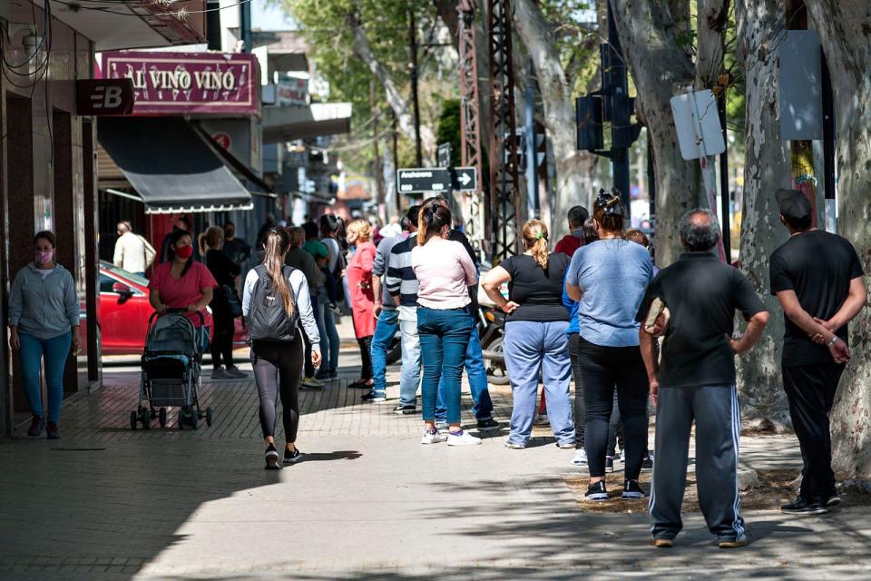 Rosario pasó de ser una de las ciudades con más aperturas de actividades a estar al borde del colapso sanitario