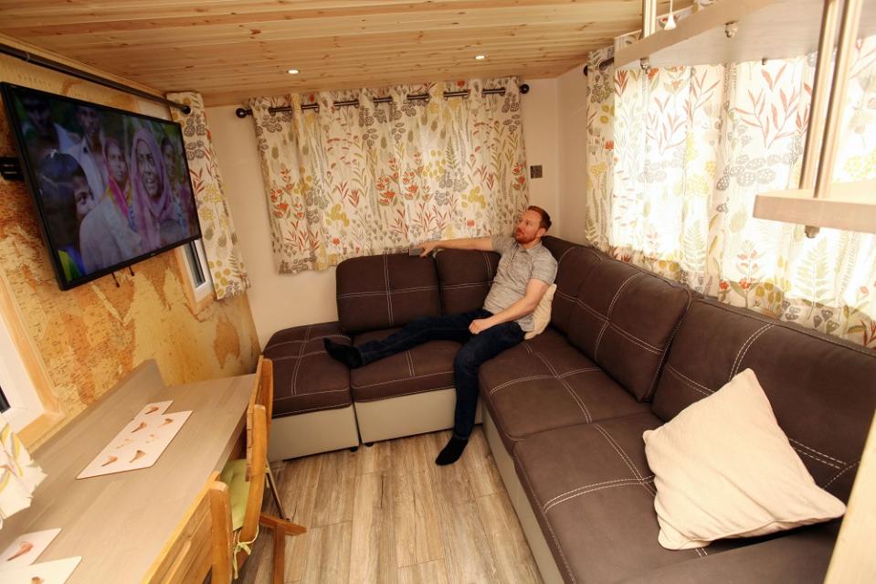 <p>Armato di buona volontà, ha costruito una casa mobile in legno che allo stato attuale può mantenere con soli 20 euro al mese. Come si può vedere dalla foto, ora sembra un uomo soddisfatto.<br>(foto: Caters News) </p>