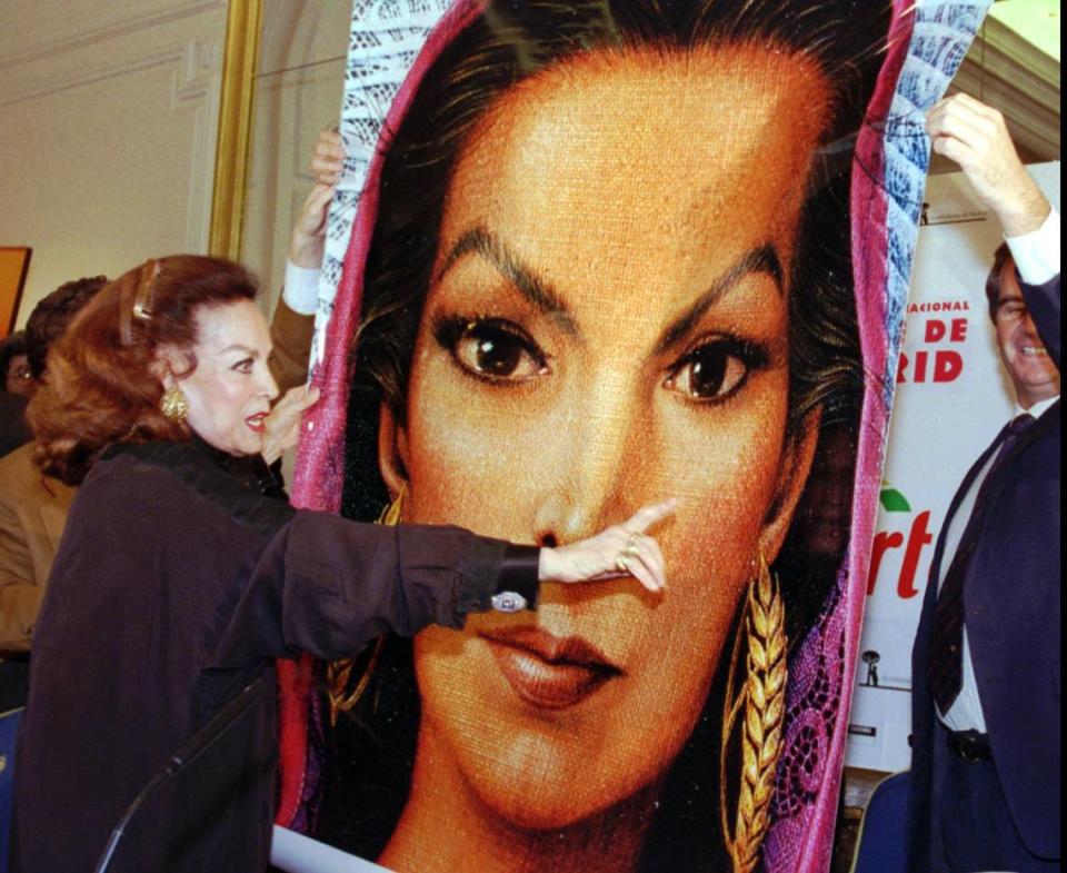 María Félix presenta un afiche gigante en un homenaje en el Festival Internacional de Cine de Madrid, en abril de 1997. (AP Photo/Denis Doyle)