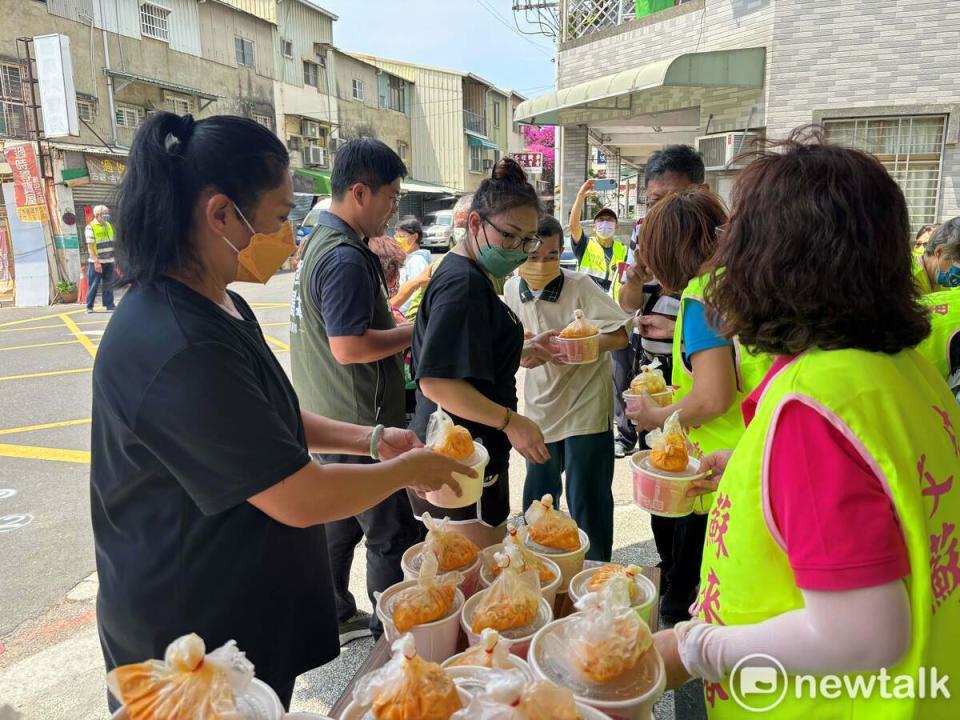 立委林俊憲與民間業者自3月份起合作舉辦愛心送餐食活動，在前幾波大受好評下，今日愛心列車來到台南市北區，與台南市議員周嘉韋、文成里里長蘇來椿攜手分享愛心餐食。   圖：林俊憲服務處提供