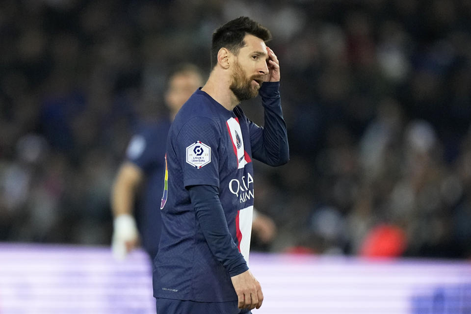 El argentino Lionel Messi, del París Saint-Germain, se lamenta tras dilapidar una oportunidad de gol ante el Ajaccio, el sábado 13 de mayo de 2023 (AP Foto/Michel Euler)