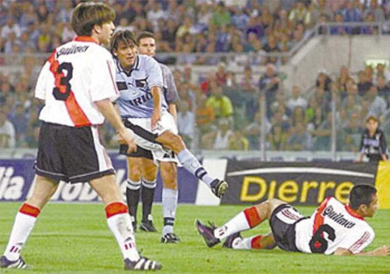 Simone Inzaghi remata en un Lazio-River, jugado en el Olímpico, el 21 de agosto de 1999 por el pase del Matador Salas