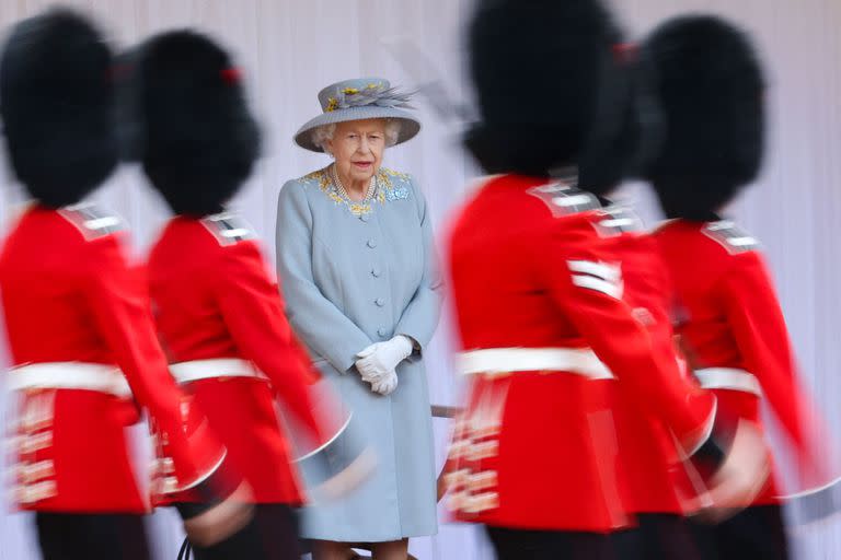 La reina Isabel II de Gran Breta&#xf1;a observa una ceremonia militar en el Castillo de Windsor el 12 de junio de 2021