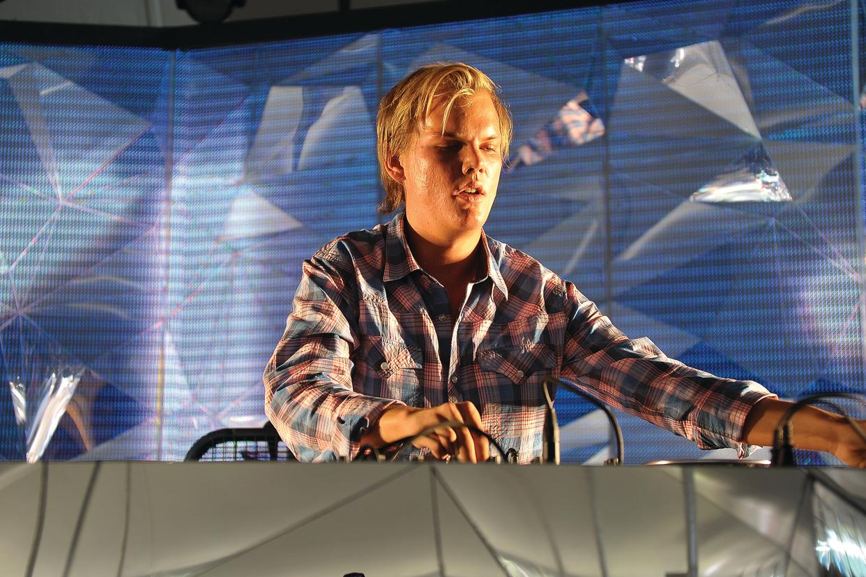  Avicii DJing. 