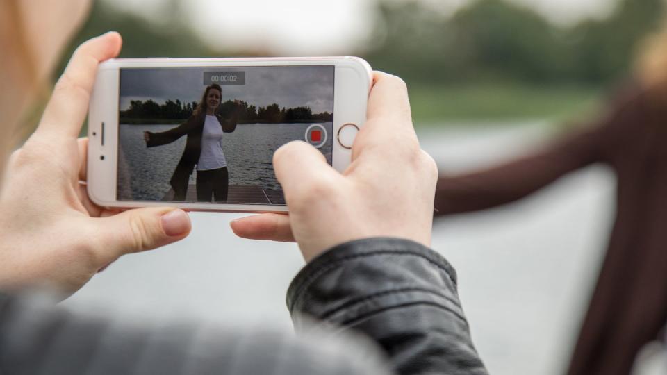 Eine der Grundregeln für wackelfreie Smartphone-Filmchen: Das Mobilgerät mit beiden Händen festhalten.