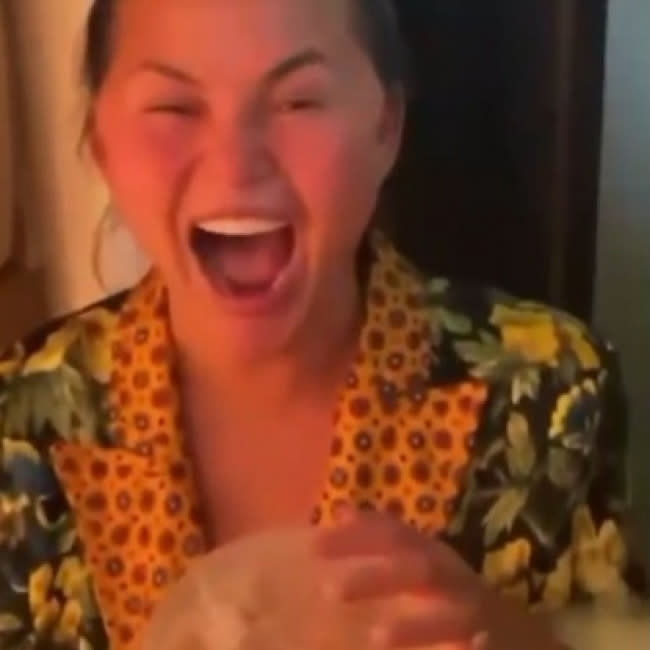 La cara de felicidad de Chrissy Teigen tras rescatar a su hámster credit:Bang Showbiz