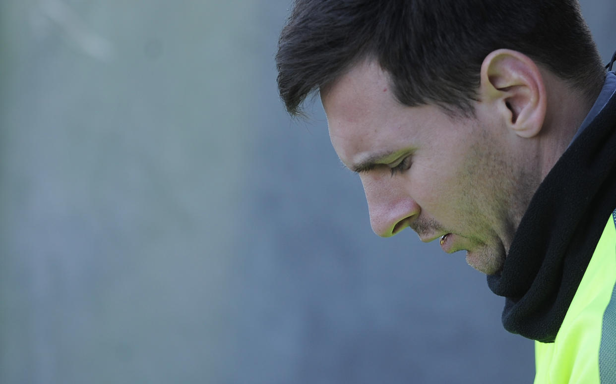 El jugador del Barcelona, Lionel Messi, participa en un entrenamiento el martes, 9 de diciembre de 2014, en San Joan Despi, España. (AP Photo/Manu Fernandez)