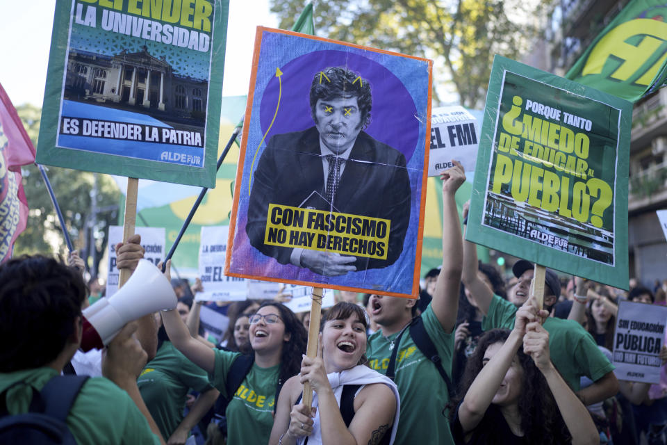 ARCHIVO - Estudiantes exigen una mayor financiación de las universidades públicas y protestan contra las medidas de austeridad propuestas por el presidente Javier Milei, que aparece en la pancarta, el 23 de abril de 2024, en Buenos Aires, Argentina. (AP Foto/Natacha Pisarenko, Archivo)