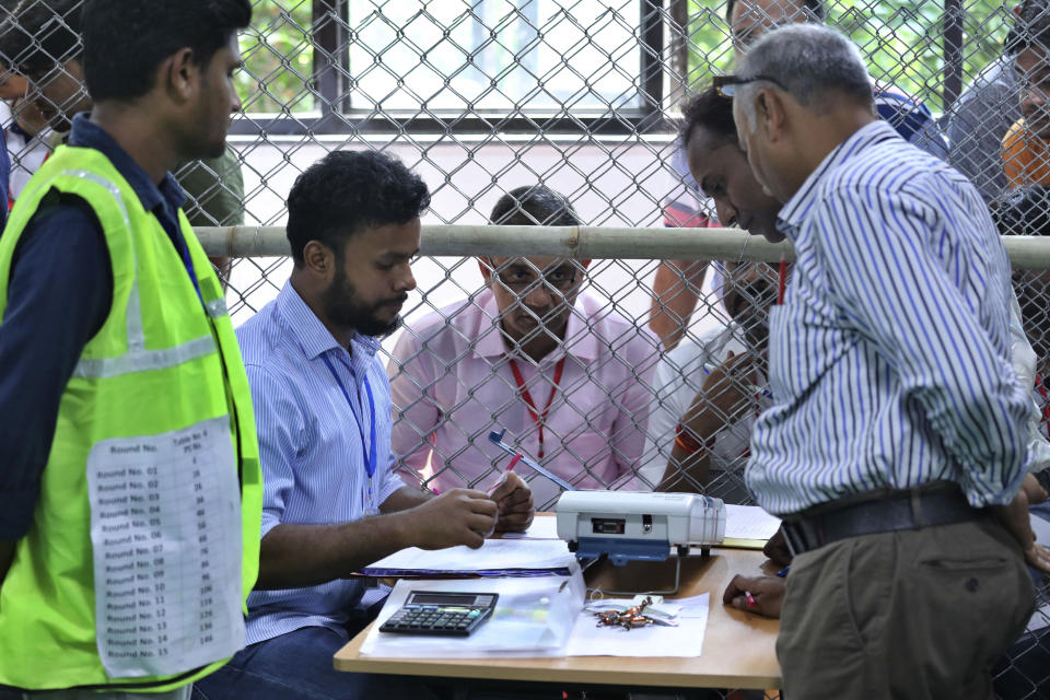 Responsables electorales empiezan a contar votos en las elecciones generales en India, en Nueva Delhi, el jueves 23 de mayo de 2019. (AP Foto/Manish Swarup)