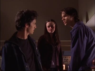 Dean/Rory/Jess- ‘Gilmore Girls’: Aunque Rory, tuvo un suave desliz de una temporada con Jess Mariano, ella nunca le pudo perdonar su inesperada huída de la ciudad con su padre sin avisarla. Además antes de él, estuvo Dean Forester, con quien mantuvo una relación bastante intensa hasta que Jess apareció. Un triángulo que mantuvo en vilo a la audiencia durante años, hasta que Rory acabó con otro que no fue ninguno de ambos: Logan. (Imagen: ©Warner Bros)