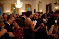 <p>22. Februar 2009: Barack Obama und Michelle Obama tanzen zu einer Performance von Earth, Wind and Fire beim Governors Ball. </p>