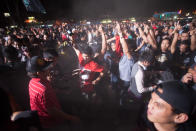 Fans go wild to the music of the Red Horse bands. Red Horse Muziklaban 2012 (Photo by Niña Sandejas)