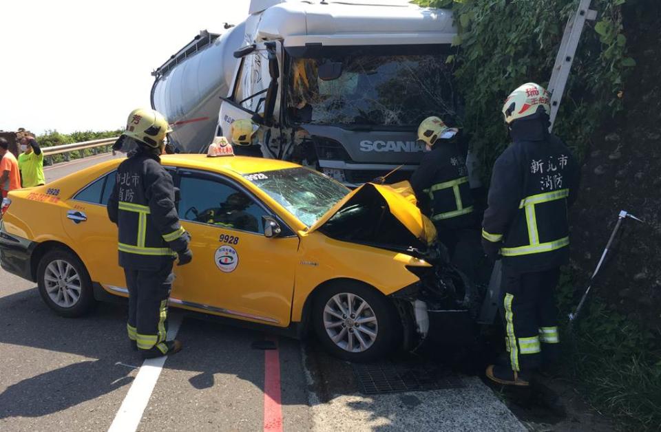 聯結車與計程車車頭撞爛。（王揚傑翻攝）