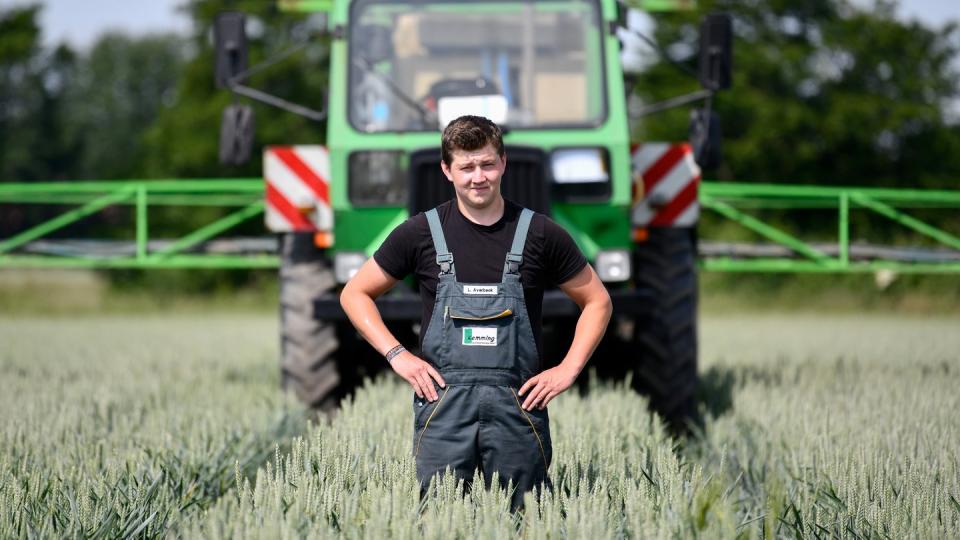 Lars Averbeck ist gerne mit den großen Maschinen auf dem Feld unterwegs: Er macht in Dülmen eine Ausbildung zur Fachkraft Agrarservice.