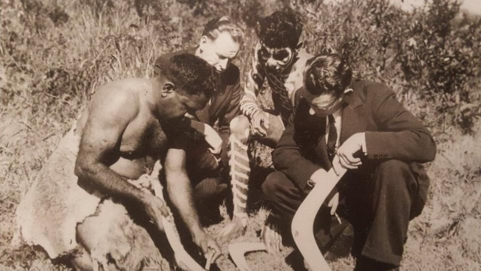 El bisabuelo y abuelo de Shannon Foster (primero y tercero desde la izquierda, respectivamente) enseñan técnicas aborígenes a dos hombres en los años 1940.