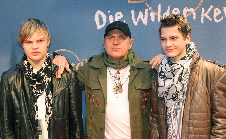 Uwe Ochsenknecht und seine Söhne Wilson Gonzalez (l) und Jimi Blue (r) bei der Premiere ihres Films "Die Wilden Kerle 4". - Copyright: picture-alliance/ dpa | Ursula Düren