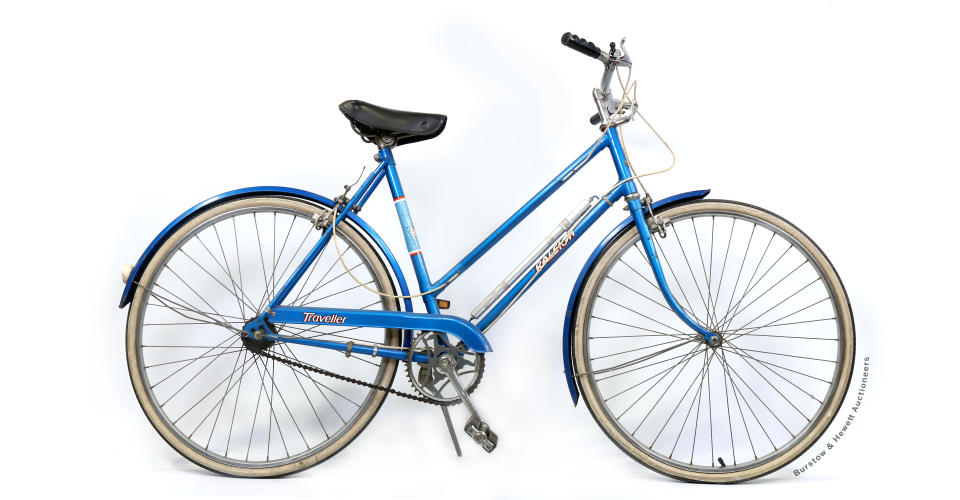 The blue Raleigh Traveller Bicycle which once belonged to Princess Diana. (Burstow & Hewett Auctioneers)