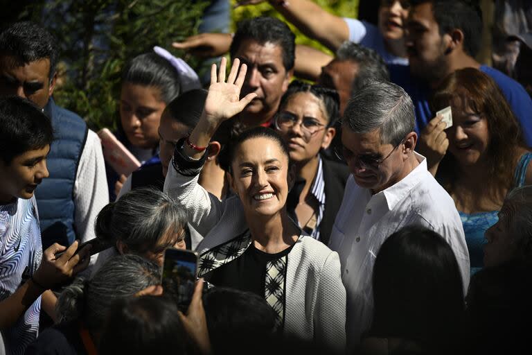 La candidata Claudia Sheinbaum saluda previo a emitir su voto en San Andrés Totoltepec, en la Ciudad de México, el 2 de junio de 2024. (Xinhua/Li Muzi) 