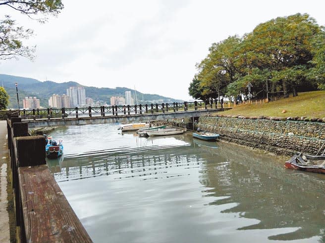 淡水區樹梅坑溪下游近期發出惡臭、冒出沼氣，附近居民飽受惡臭之苦。（戴上容攝）