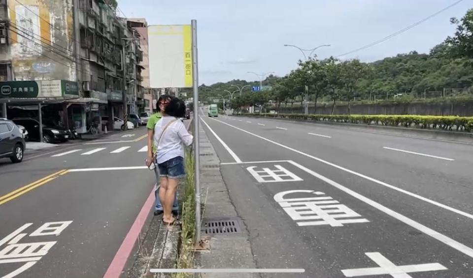 基隆市百一街及福三街交叉口客運公車站牌，設置於分隔島上，乘客搭乘候車，險象環生。（記者吳翊慈翻攝）