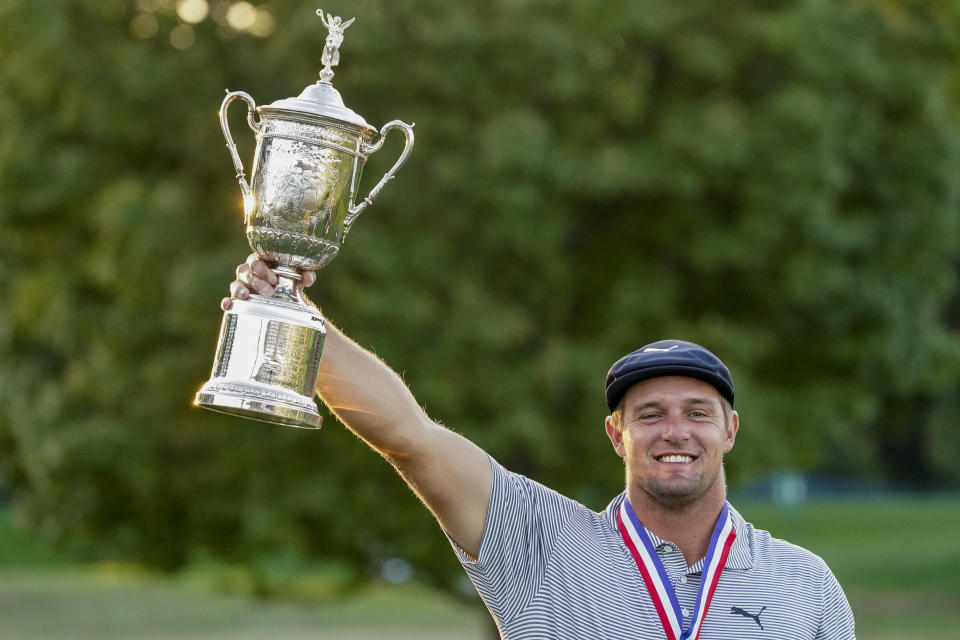 El estadounidense Bryson DeChambeau con la copa de campeón del Abierto de Estados Unidos el domingo 20 de septiembre del 2020 en el campo Winged Foot. (AP Photo/John Minchillo)