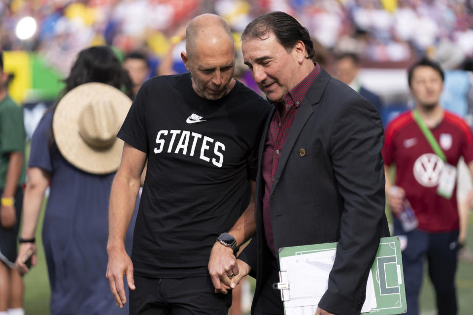 El técnico de Estados Unidos Gregg Berhalter (izquierda) saluda a contraparte de Colombia Néstor Lorenzo previo a un partido amistoso, el sábado 8 de junio de 2024, en Landover, Maryland. (AP Foto/José Luis Magaña)