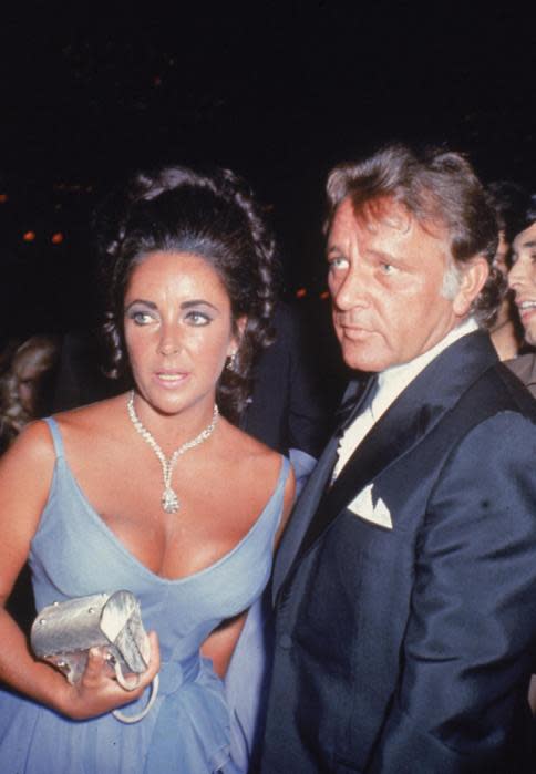 <p><span>In dieser Liste nicht fehlen darf neben Audrey Hepburn auch eine weitere Hollywood-Ikone: Elizabeth Taylor betonte bei den Oscars 1970 an der Seite von Ehemann Richard Burton ihre berühmten violetten Augen mit einem tief ausgeschnittenen Kleid in Lavendel von der berühmten Designerin Edith Head. Das Designerstück erzielte bei einer Auktion 1999 ganze 170.000 Dollar.</span> </p>