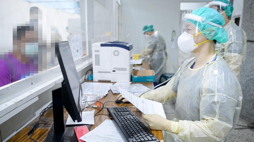 臺北慈濟醫院設立疫病門診舒緩急診大量就診人 潮。