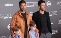 Popstar Ricky Martin (links) erfüllte sich seinen Kinderwunsch ebenfalls mithilfe einer Leihmutter - weil ein Adoptionsverfahren so langwierig und kompliziert sei, erklärte er später in einem spanischen Magazin. Seine Zwillinge Matteo und Valentino durfte er im August 2008 begrüßen. (Bild: Barry King/Getty Images)