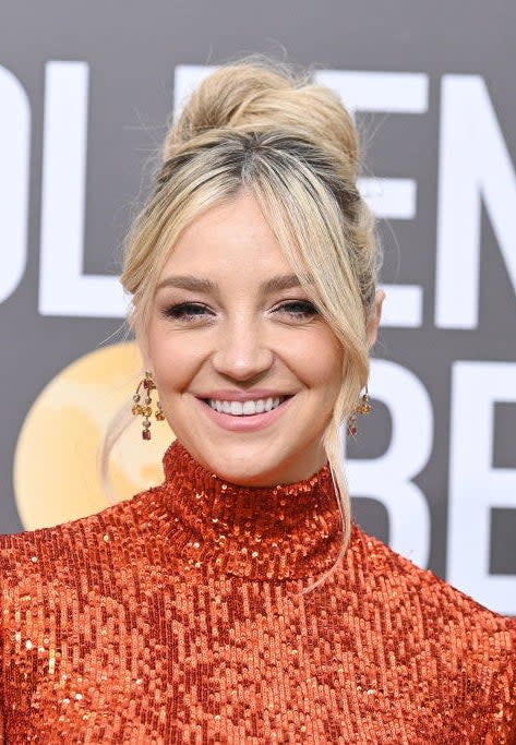 A close up on Abby Elliott