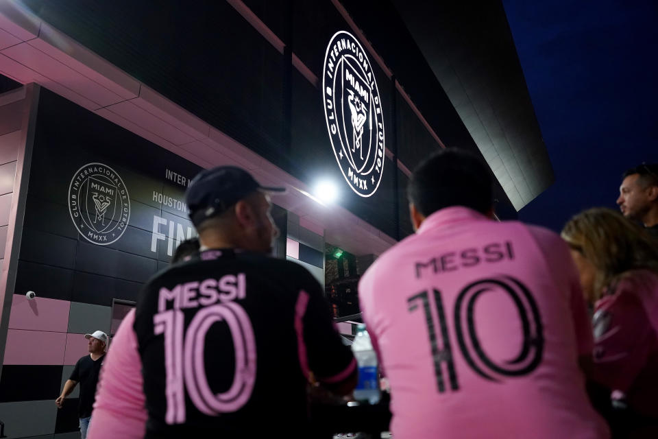 FORT LAUDERDALE, FLORIDA - SEPTEMBER 27: Inter Miami CF fans wearing Lionel Messi #10 jerseys prior to the 2023 U.S. Open Cup Final between Inter Miami CF and the Houston Dynamo FC at DRV PNK Stadium on September 27, 2023 in Fort Lauderdale, Florida. (Photo by Alex Bierens de Haan/USSF/Getty Images for USSF)