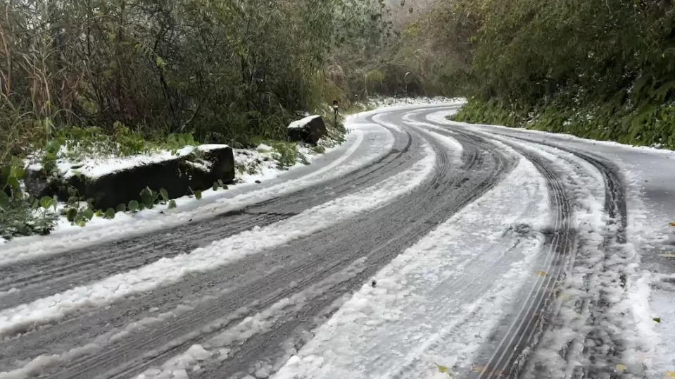 <strong>當地議員提醒，尖石鄉玉峰村秀巒村下雪道路封閉。（圖／中天新聞）</strong>