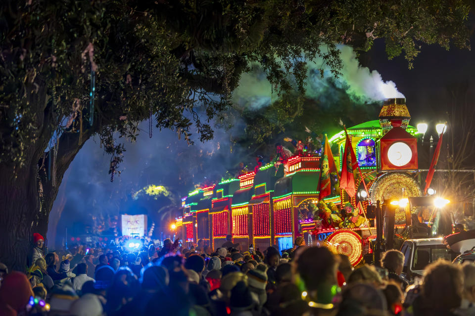 El tren de Krewe of Orpheus Smokey Mary circula por la avenida Napoleón, en Nueva Orleans, durante el Lundi Gras, el 12 de febrero de 2024. (Chris Granger/The Times-Picayune/The New Orleans Advocate vía AP)