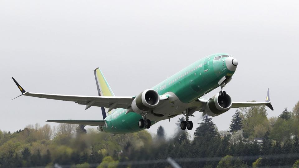 Eine Boeing 737 Max 8 bei einem Testflug. Der US-Flugzeughersteller Boeing hat bei der US-Luftaufsichtsbehörde FAA eingeräumt, möglicherweise fehlerhafte Teile in einem Teil seiner Flotte verbaut zu haben. Foto: Ted S. Warren/AP