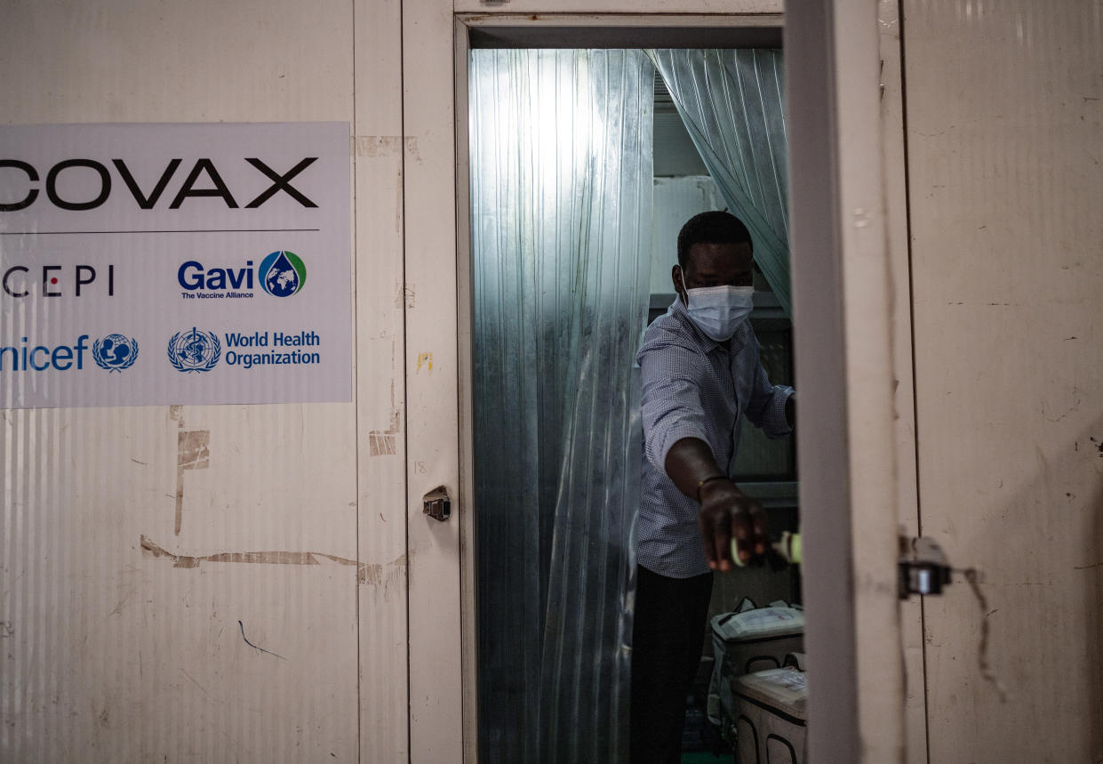 Refrigerador donde se almacena un embarque reciente de las vacunas de Johnson & Johnson contra el COVID-19, supervisado por COVAX, el centro de coordinación global de vacunas, en Yuba, Sudán del Sur, el 19 de octubre de 2021. (Lynsey Addario/The New York Times).