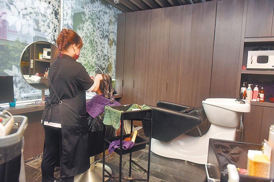 勝悅的每位員工接受過扎實完整的教育訓練，提供顧客最專業的美髮服務。圖／顏謙隆