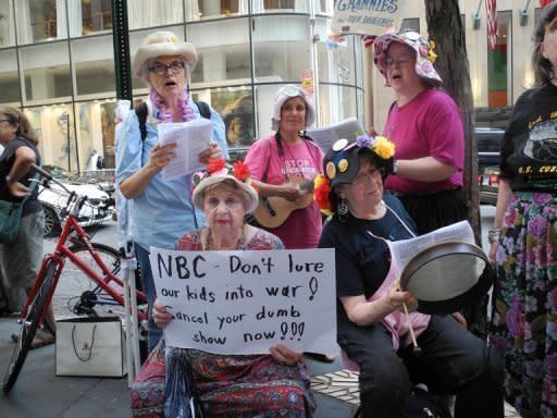 La primera emisión del programa "Stars Earn Stripes" ("Estrellas ganan galones"), en el que celebridades se someten a ejercicios casi militares, fue transmitido el lunes por la noche por la cadena NBC, pocas horas después de una protesta que congregó a unas cien personas frente a los estudios de esa emisora en Nueva York. (AFP | Brigitte Dusseau)